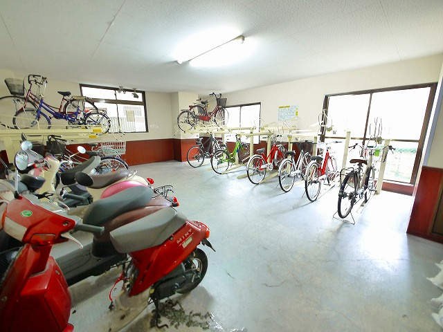 Forest高畑マンションのその他共用部分|ゆったりとした駐輪スペースです