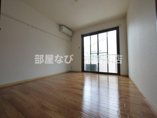 リアルジョイ津田沼壱番館の展望|ベランダ側全面は生活道路で光が存分に入るので、室内は大変明るいお部屋です。