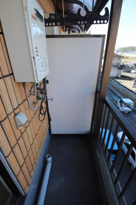 【設備】 | ロイヤルハイツ川西 | 洗濯機置場