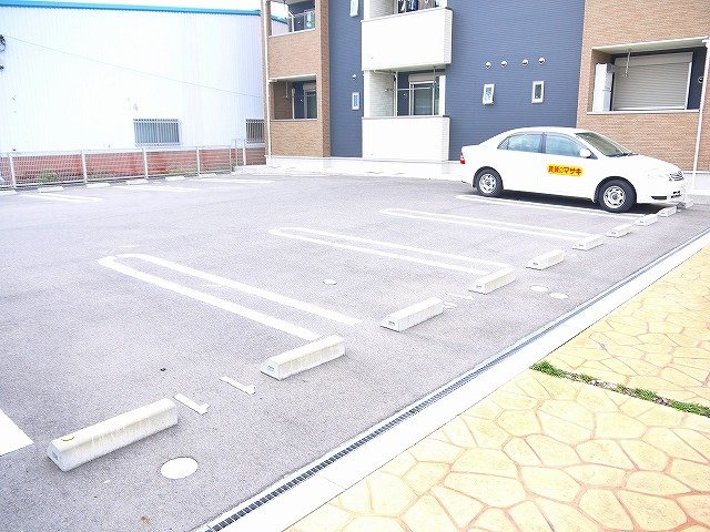 レジデンス西九条の駐車場|駐車場に車を止められます