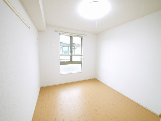 レジデンス西九条の寝室|明るい室内です。