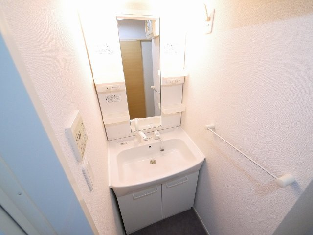 レジデンス西九条の洗面所|明るい洗面所です