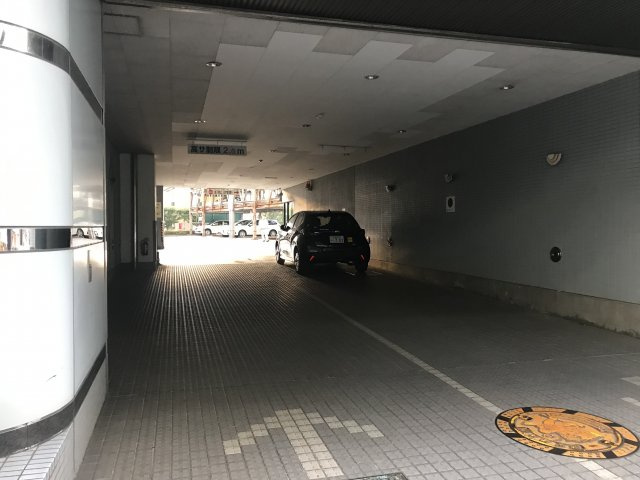 OSビルの駐車場