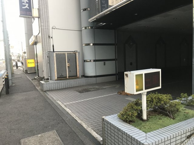 OSビルの駐車場