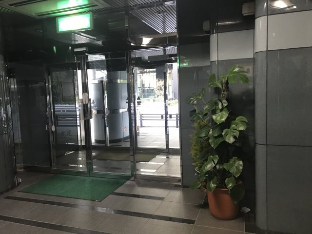 OSビルのエントランス