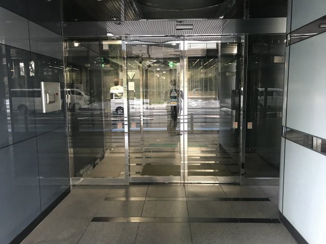 OSビルのエントランス