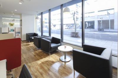 【ロビー】 | リージャス盛岡中央通 | コワーキングスペース＋お客様とのちょっとした打ち合わせもできるスペースです。