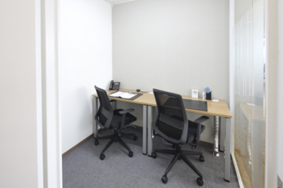 【内装】 | リージャス盛岡中央通 | デスクや椅子、電話機が付いています