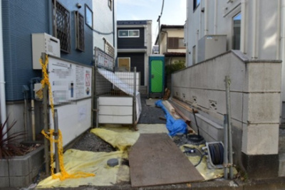【駐車場】 | 三鷹市北野第4期 | 玄関前の駐車スペースは荷物が多くても楽ですね。前面道路は車通りが少ないので車庫入れもしやすいです。