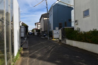 【前面道路含む現地写真】 | 前面道路は閑静な住宅地の通りとなるため、車通りは多くありません。 安心して車庫入れ可能。
