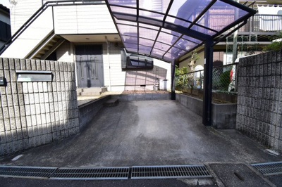 【駐車場】 | 西東京市向台町4丁目　中古戸建 | カーポートで大切なお車を雨、汚れから守ります。