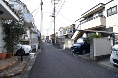 【前面道路含む現地写真】 | 西東京市向台町4丁目　中古戸建 | 前面4.0ｍでたいへん静かな環境です。