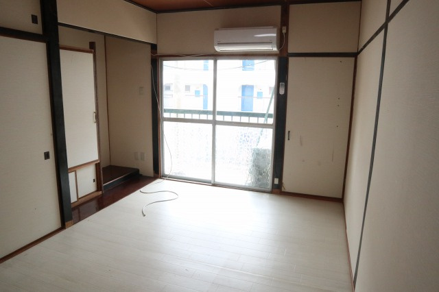 六十谷アパートの洋室