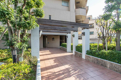 【エントランス】 | ビューネ鶴見緑地公園 | キチンと管理が行き届いた綺麗なエントランスです。