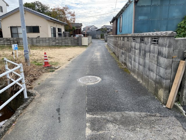 【前面道路含む現地写真】 | 全面は車の往来が少なく静かな地域です