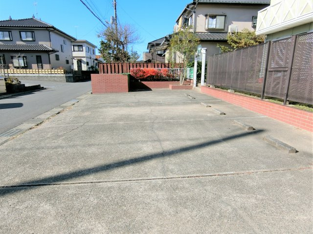ラフォーレ東部台の駐車場