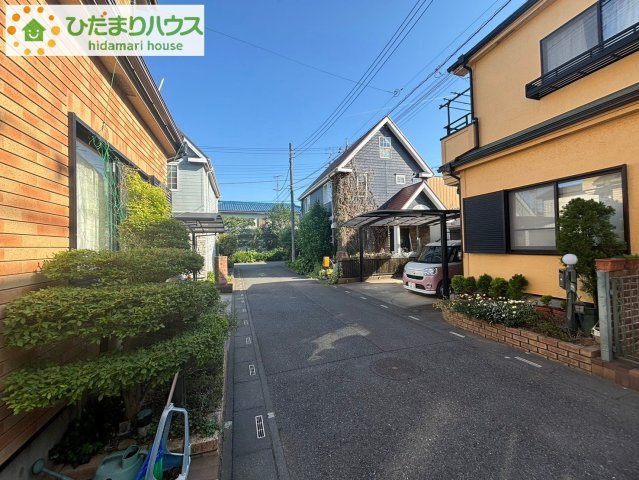 北本市深井1丁目　中古一戸建ての前面道路含む現地写真