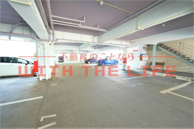 レジデンシャルパーク久留米駅前【キャッシュバック対象物件】の駐車場|車をお持ちの方に嬉しい駐車場付きの物件です