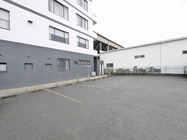 北之庄西町ビルの駐車場