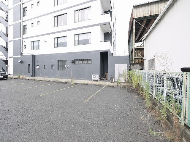 北之庄西町ビルの駐車場