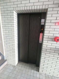 【その他共用部分】 | お買い物時やベビーカーの出し入れに便利なエレベーター付です。