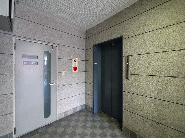 北之庄西町ビルのエントランス