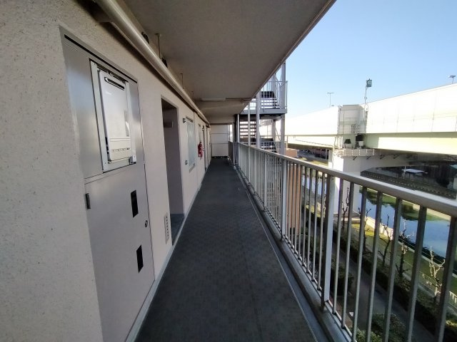 ネオコーポ高殿のその他共用部分|玄関前通路です。
