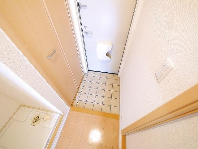 アルバ学園前の玄関|ゆったりとした玄関です