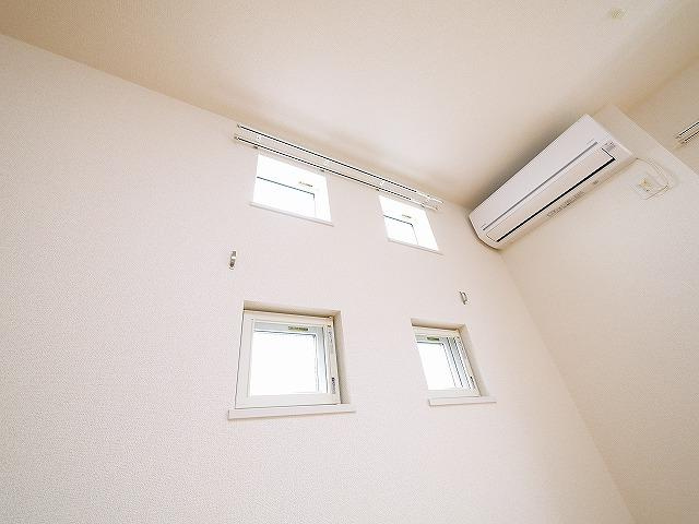 アルバ学園前のその他|明るい陽射しを取り入れてくれるオシャレな小窓です