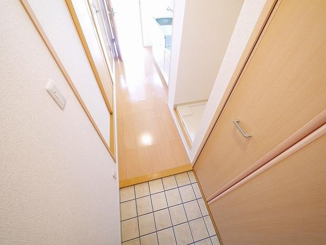 アルバ学園前の玄関|きれいな玄関です