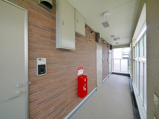 アルバ学園前のエントランス|ゆとりのあるエントランスです