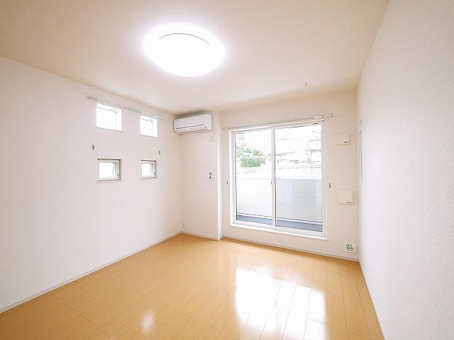 アルバ学園前の寝室|ゆとりの広さです