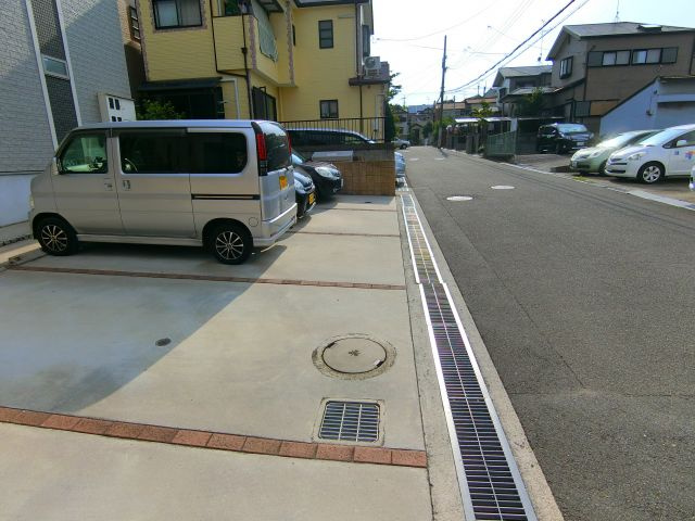 アドラブールヴィラの駐車場