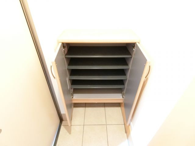 アドラブールヴィラの玄関