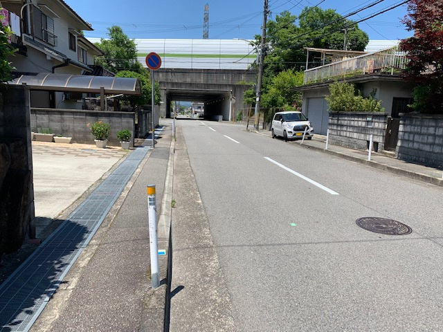 西宮市山口町下山口１丁目　中古戸建の前面道路含む現地写真