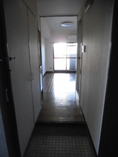 【内装】 | 徳山駅前スカイマンション | ワンルームの玄関からお部屋です。