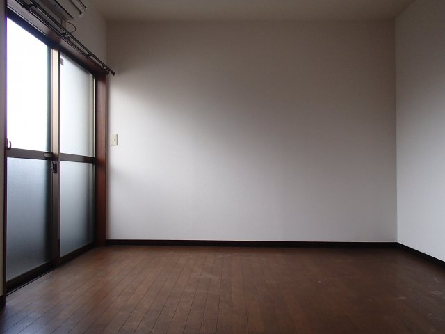 【居間・リビング】 | 雅ハイツⅠ | こちらの居間で趣味の時間をお楽しみください