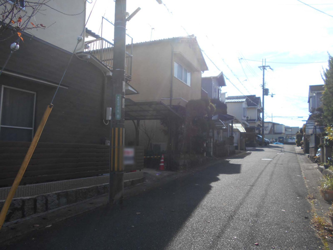 【前面道路含む現地写真】 | 亀岡　篠町広田二丁目　一戸建 | 前面道路幅員　約5.3ｍ