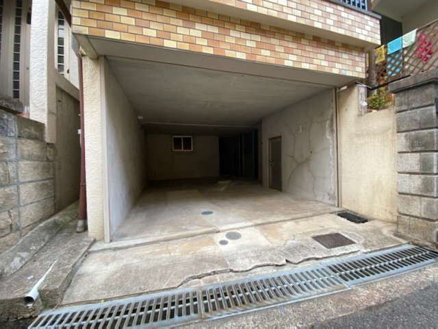 枚方市津田西町　戸建ての駐車場|■背の高い車は駐車不可です。奥行きはかなり広めです♪♪