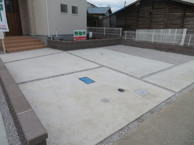 高崎市岩鼻第2（全2棟）1号棟の駐車場|駐車場があるので、車を買う予定の方も安心です