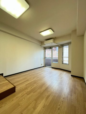 御苑ハイムの居間・リビング|明るい室内