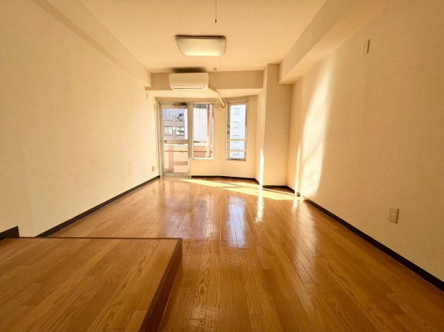 御苑ハイムの居間・リビング|日当たり良好