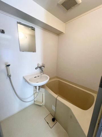 御苑ハイムの浴室|洗面台付きバスルーム