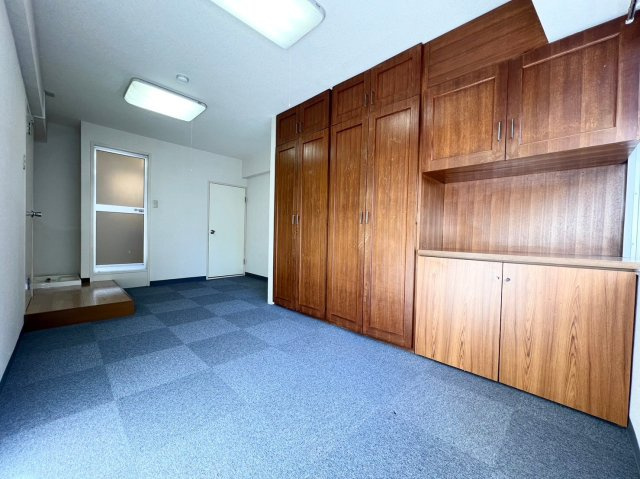 御苑ハイムの洋室|こちらはカーペット