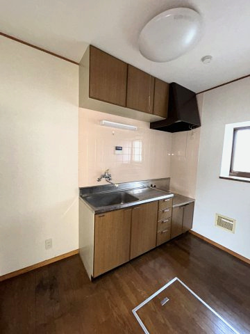 ハイム岡野のキッチン|床下収納と冷蔵庫置き場