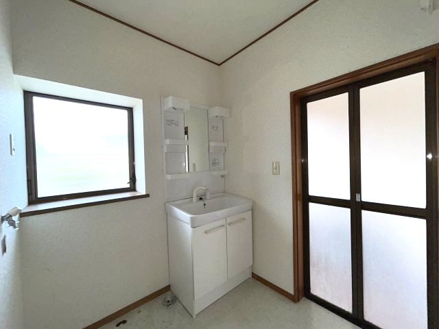 ハイム岡野の洗面所|独立洗面化粧台と洗濯機置き場