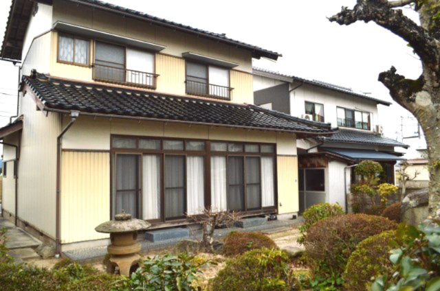 灘分町　戸建ての外観|南側に窓が多い間取りです。