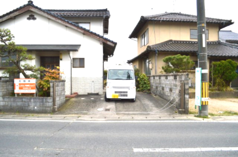 灘分町　戸建ての駐車場|駐車場の入り口は、軽自動車３台分程度の広さがあります