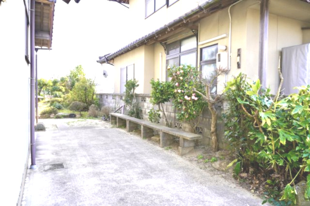 灘分町　戸建ての駐車場|縦２列の縦列駐車（普通車可）ができます　