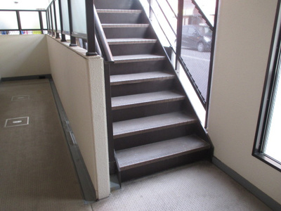 【エントランス】 | ピュアハウス | 共用部の階段です